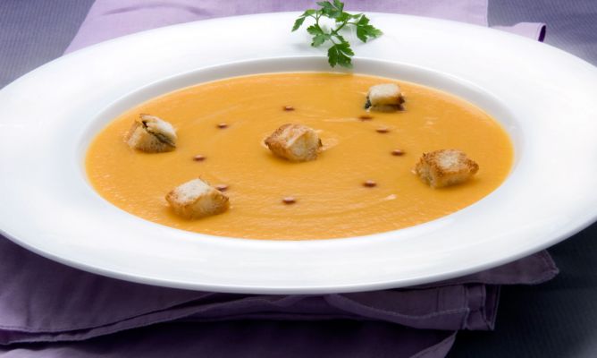 TLathouwer's tweet photo. Crema de zanahoria con costrones de pan y pipas https://t.co/iVKevjkq1t