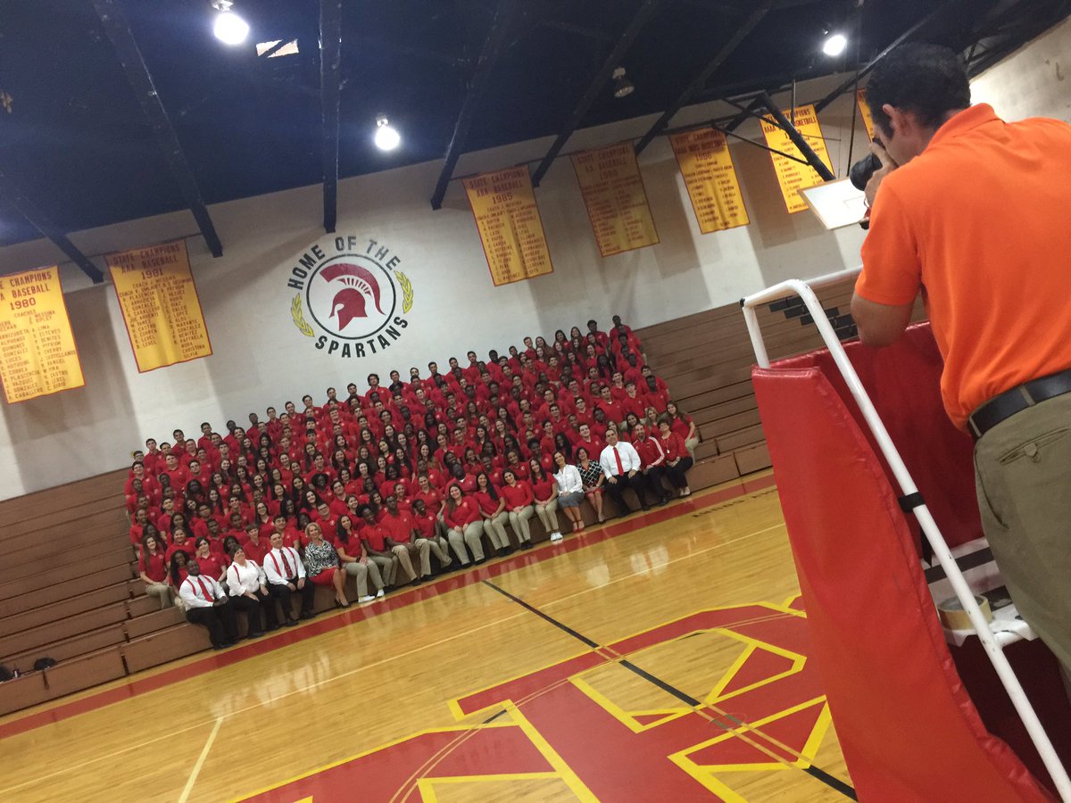 PaceSpartans's tweet photo. The #PaceSpartans #ClassOf2017 take their senior panoramic picture! #PaceTradition https://t.co/gwqPncaiEt