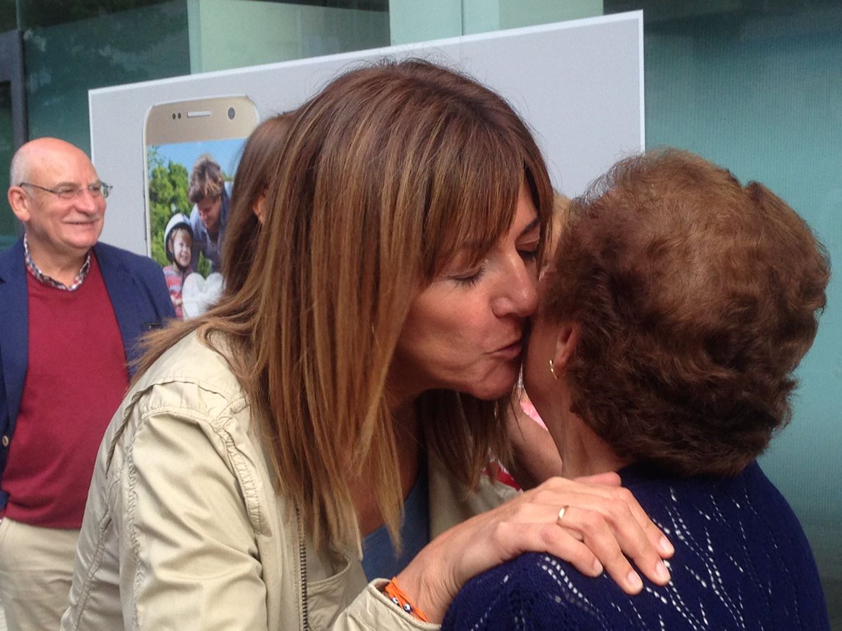 PSEAlava's tweet photo. Acercando las propuestas socialistas a todos los rincones de Álava. Esta tarde en #Llodio con @IdoiaMendia y Natalia Rojo #JuntosBatera https://t.co/mo5cJiwZXW