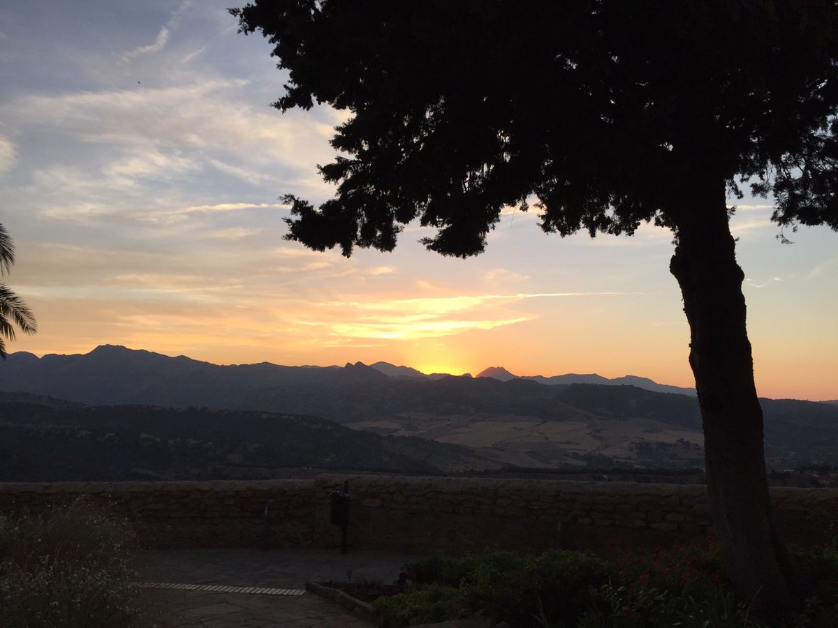 AzaharRonda's tweet photo. “There's a sunrise and a sunset every single day, and they're absolutely free. Don't miss so many of them.” @hcrvronda #Ronda #ILoveAzahar https://t.co/AuIdCDW6sR