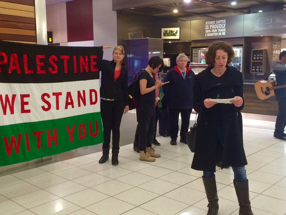 honefowler's tweet photo. @MaramaDavidson 
Haere ra te wahine toa kia tautoko he mana whenua o Gaza. Kia kaha, kia maia, kia manawanui 

https://t.co/QmCmJH72tj https://t.co/KUPLRp1iMZ