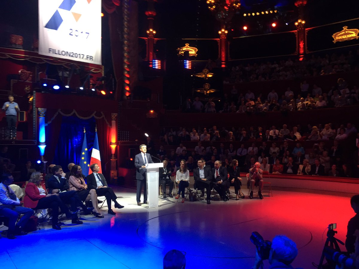 FrancoisFillon's tweet photo. Ce soir, vous êtes plus de 2 400 et je vois dans vos yeux cette fierté d'être français ! #Fillon2017 https://t.co/6FrGmytjsQ