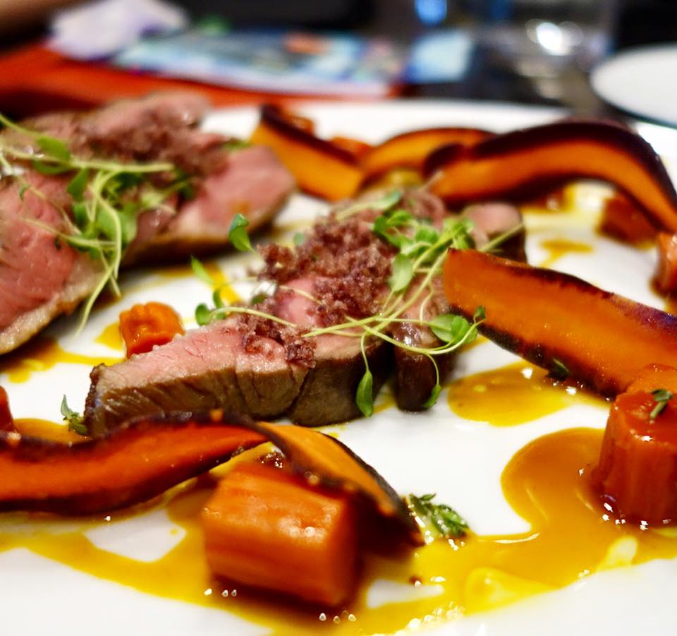 Gigot d'agneau, "navarin" de carottes au thym-hysope, chapelure d'olives noires.
#restaurant #LaurierOuest