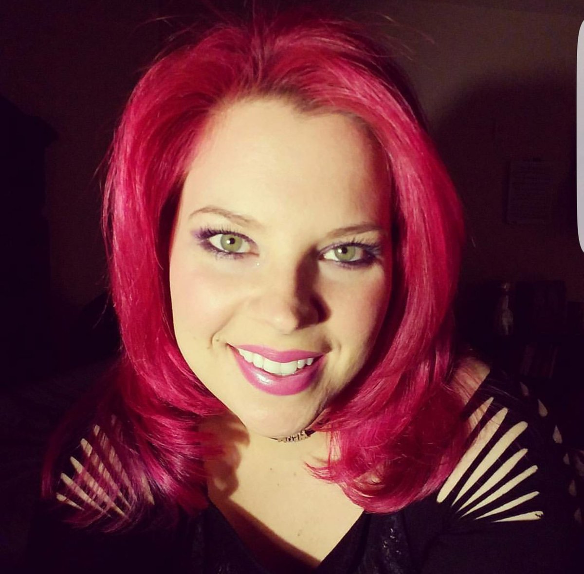 NeonMeoww's tweet photo. @InfluensterVox @MaxFactorUK my @MaxFactorUk looks. #ESVoxBox #MaxFactorTarget https://t.co/BeNIBPWine