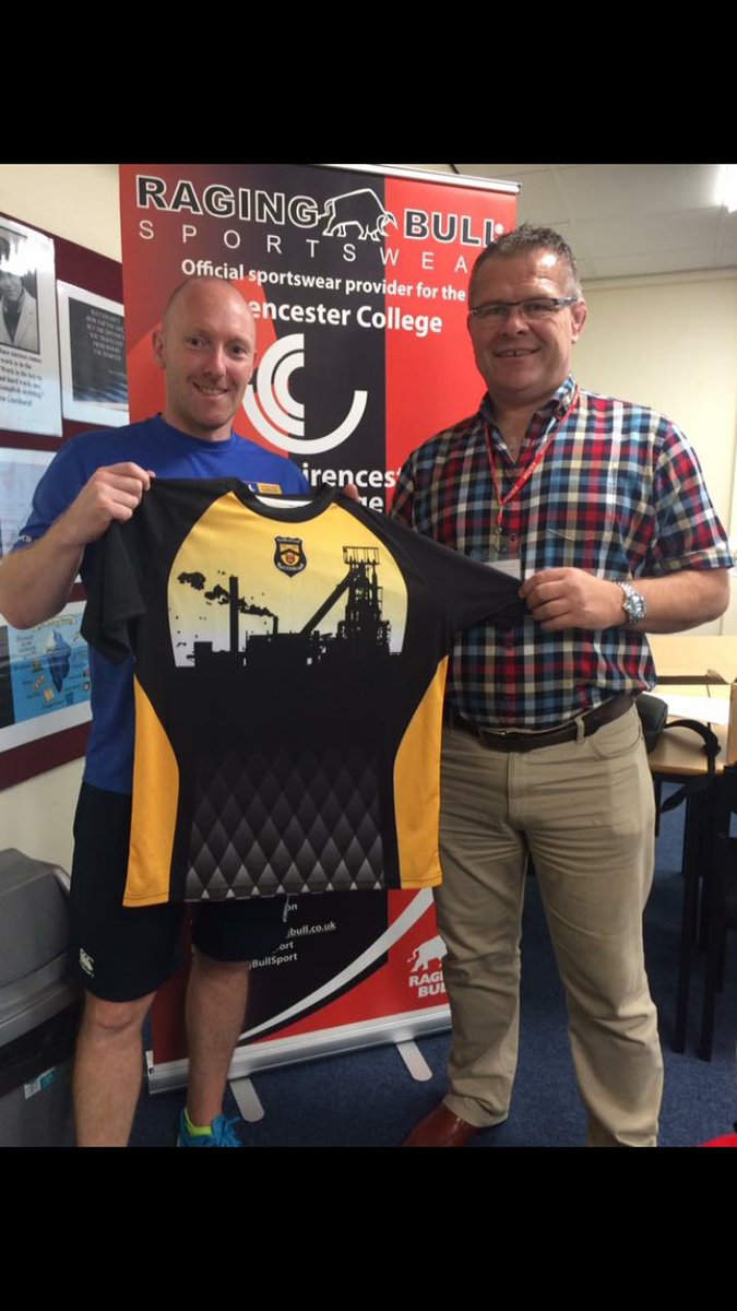 CirenColRugby's tweet photo. Spreading the roar to Cirencester College @TaibachRFC @richardhibbard2 @RagingBullSport @cuke77 with Gloucester rugby legend Andy Deacon https://t.co/ehJkrLjMID