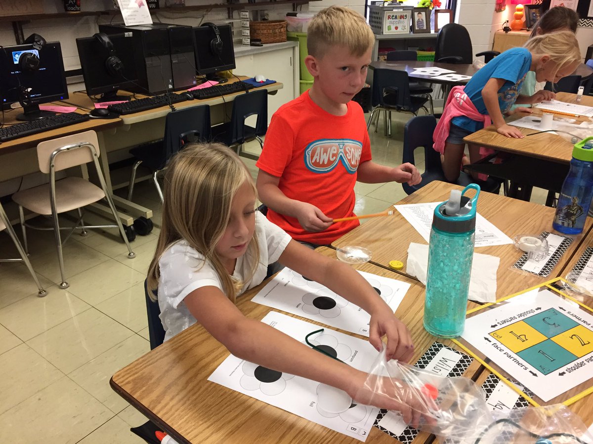 Nod_SunSCCSD's tweet photo. 2nd Graders testing their materials to pick up pollen #NodSun #EiE https://t.co/caue55esxn
