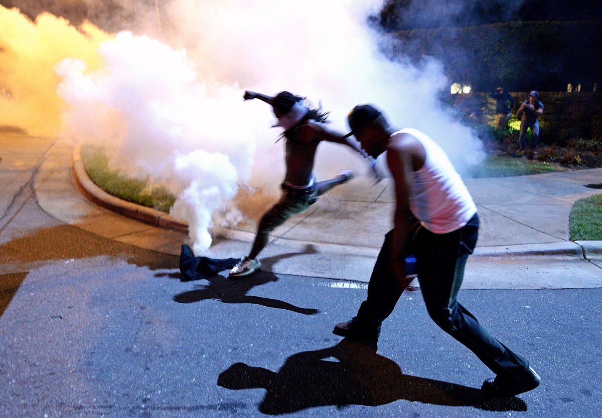 theadvocatebr's tweet photo. Officials: Man shot, tear gas dispersed in Charlotte during Keith Lamont Scott shooting protest https://t.co/MRcMwUAp0e https://t.co/3bCjXF3CRZ