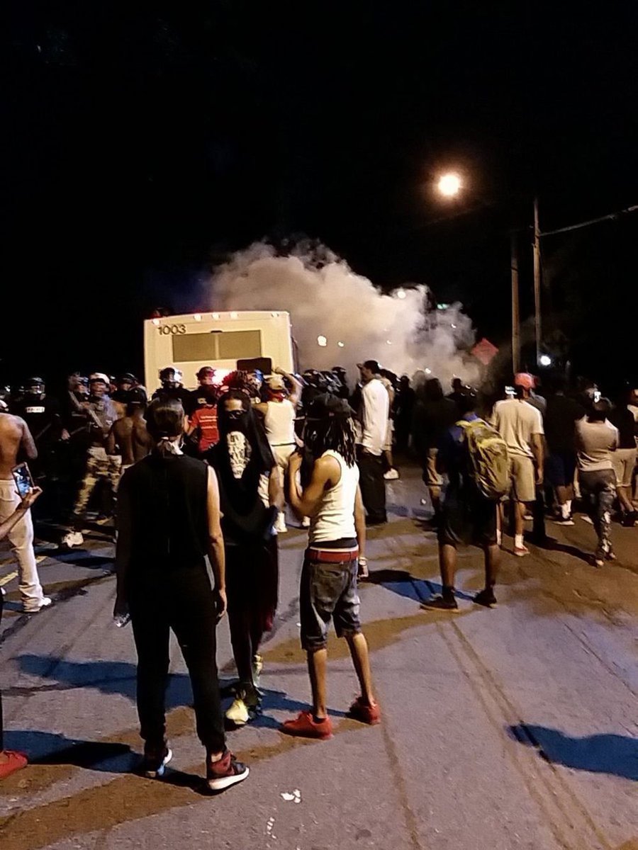 theadvocatebr's tweet photo. Officials: Man shot, tear gas dispersed in Charlotte during Keith Lamont Scott shooting protest https://t.co/MRcMwUAp0e https://t.co/3bCjXF3CRZ
