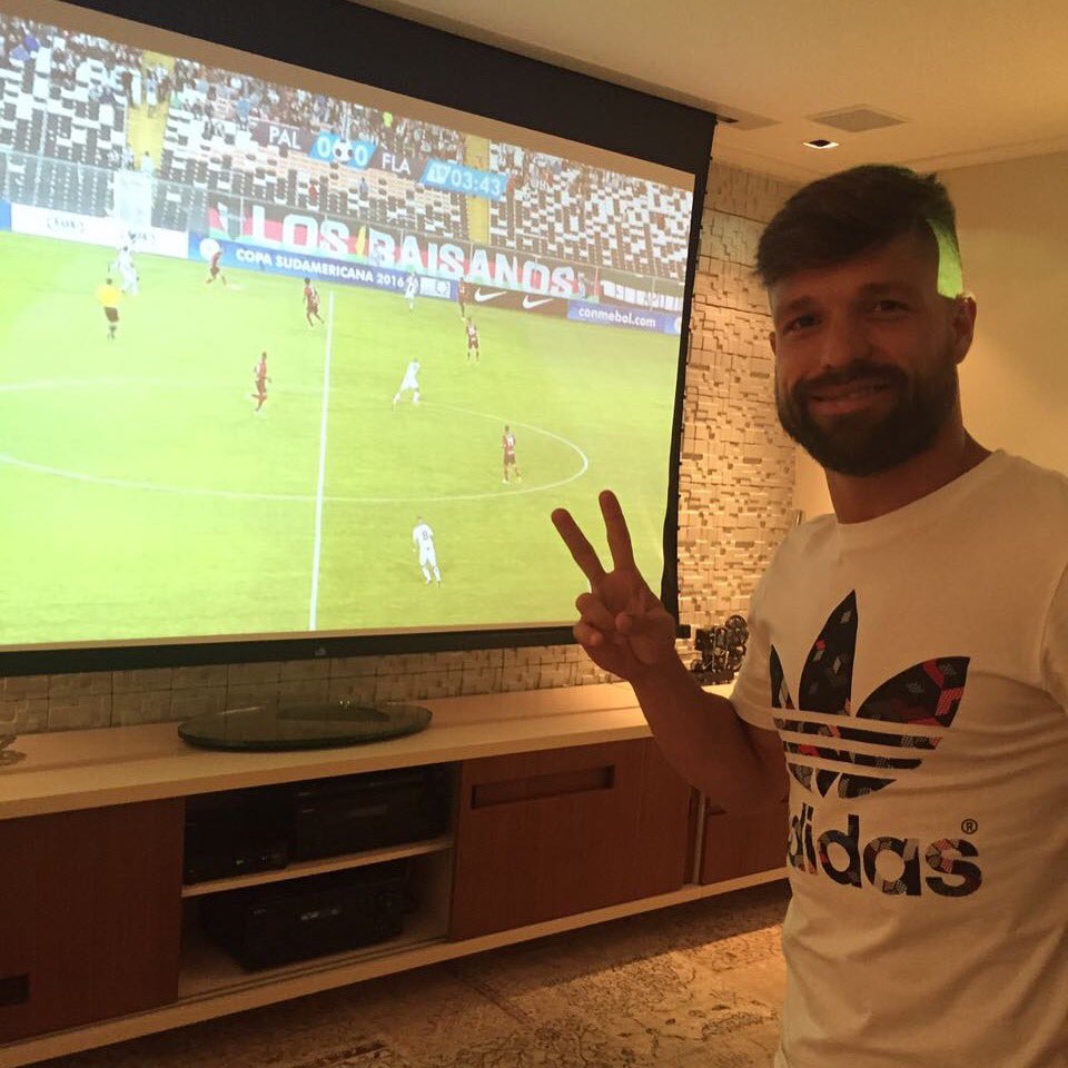ribasdiego10's tweet photo. Torcendo aqui de casa! #VamosFlamengo https://t.co/sbcQd0MFLS