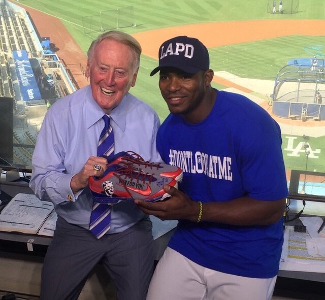 VinScullyTweet's tweet photo. #DontLookAtMe https://t.co/D7Rx7XZZVU