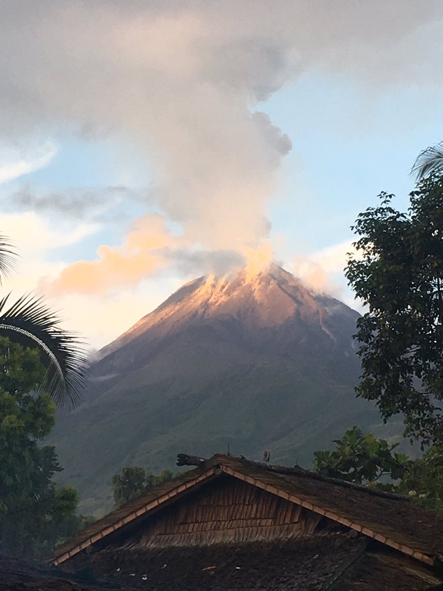 Awesome #Bagana gas plume seen frm Patsikopa village on jungle hike home after exploring SW flanks #lava samples &amp; hot streams <a href="/pngvolc16/">PNG Volcano Watch</a>