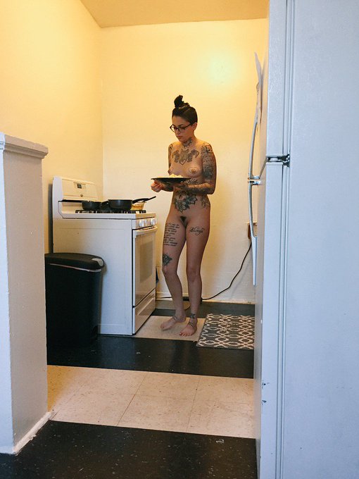 Feeling spoiled by my naked chef today. @leighravenx https://t.co/T4ANl24qT8<a class="tags" href="/tag/leighravenx">@leighravenx</a>