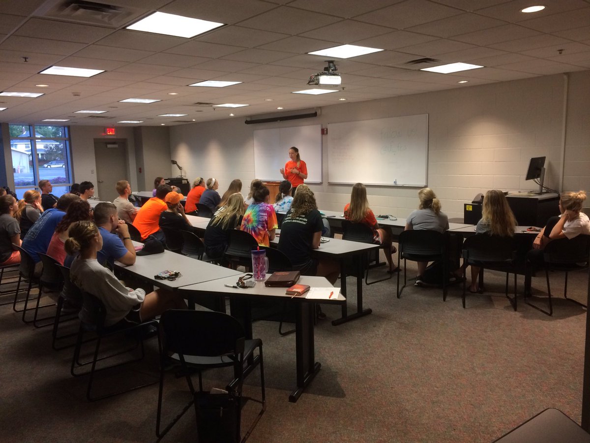 uf_fca's tweet image. Another great night of FCA! Thank you coach Cenzie for the message about having Confidence in Christ! Don&apos;t miss @andylynch44 next week!
