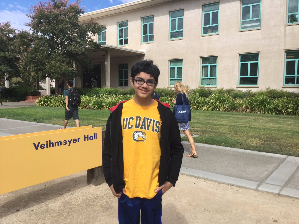 iScienceLuvr's tweet photo. #firstdayofschool2016 in @ucdavis -reading campus map to get to classes & dodging bikes- bike population seems to be more than student pop! https://t.co/8cYHpxt9to