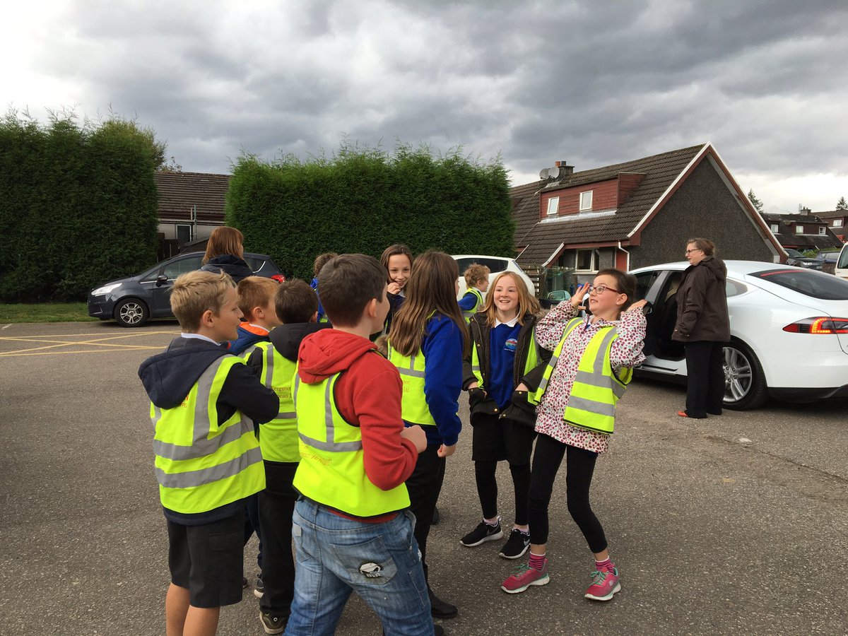 BeckyFretwell's tweet photo. Awesome #EV event at #speanbridge with primary school. Kids loved their drive in #tesla @HomeEnergyScoHI https://t.co/qHHbRuWV4Z