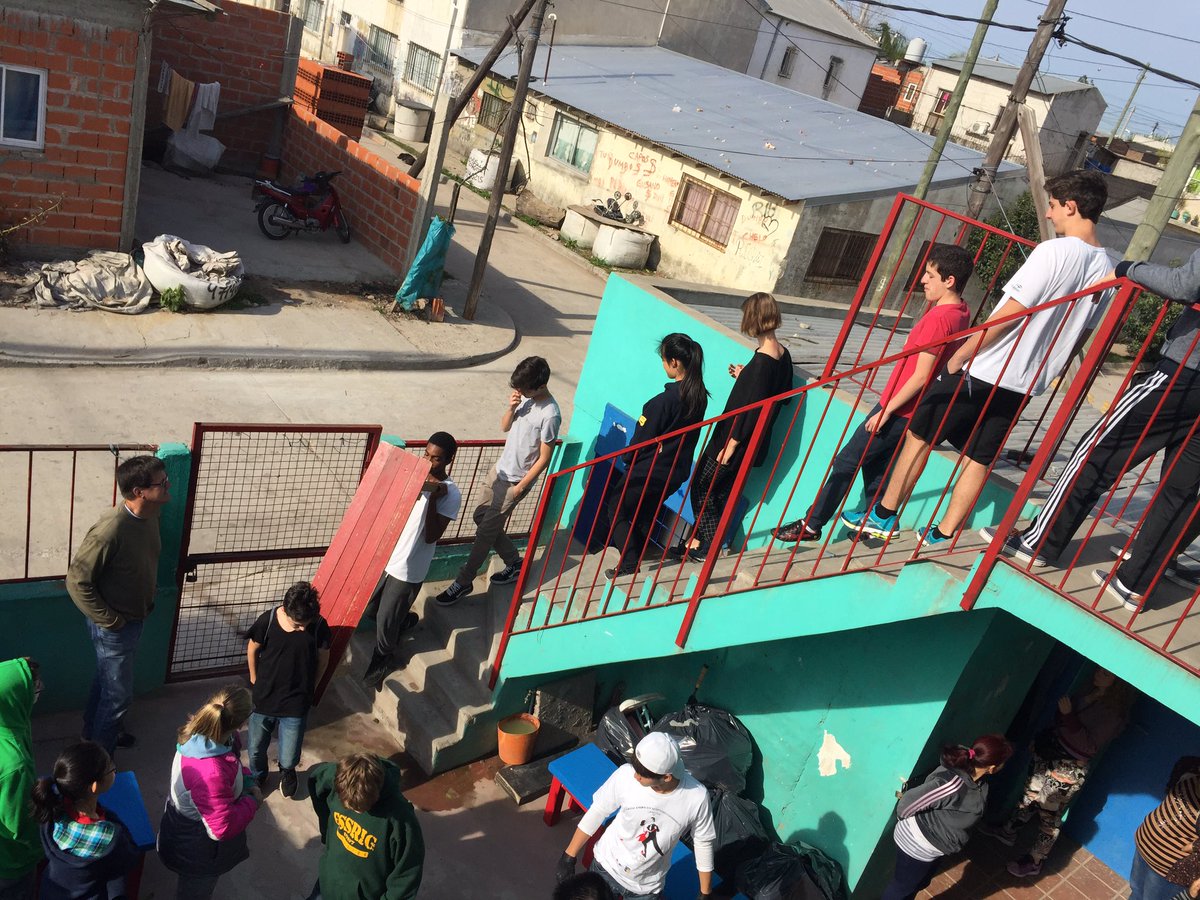 fparma's tweet photo. Potencialidades. Día 3. Seguimos pintando!!! @AELHSnews @AELincolnCS @Aelincoln #communityservice #AELincoln #learningserviceweek https://t.co/HK4v6j8mea