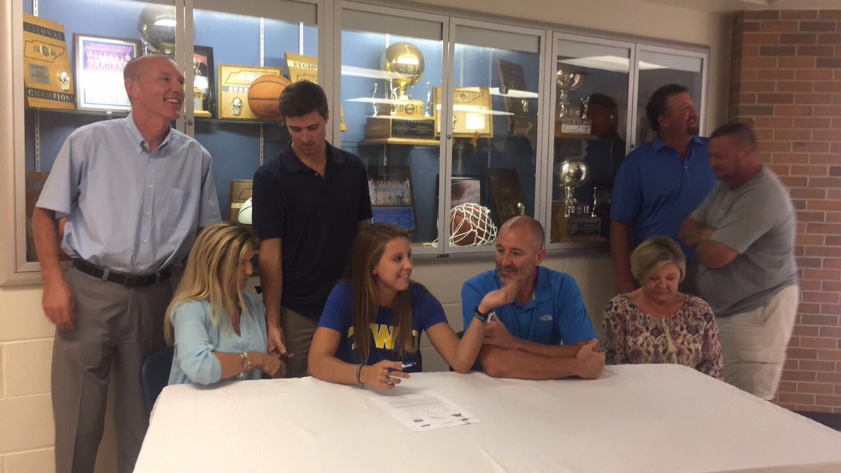 EmilyPlaster22's tweet photo. My best friend went #thebulldogway today!! So proud of you!! 💙💛🏀 https://t.co/CqMuKfEK3f