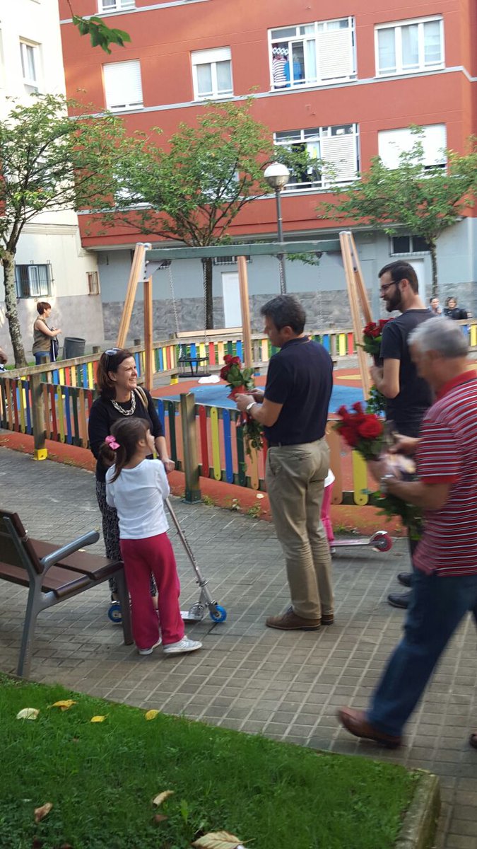 socialistasirun's tweet photo. Una tarde +,en un barrio de #Irun, #Belaskoenea,charlando con sus vecin@s del programa electoral @socialistavasco @IdoiaMendia #JuntosBatera https://t.co/sXjm2STOT6