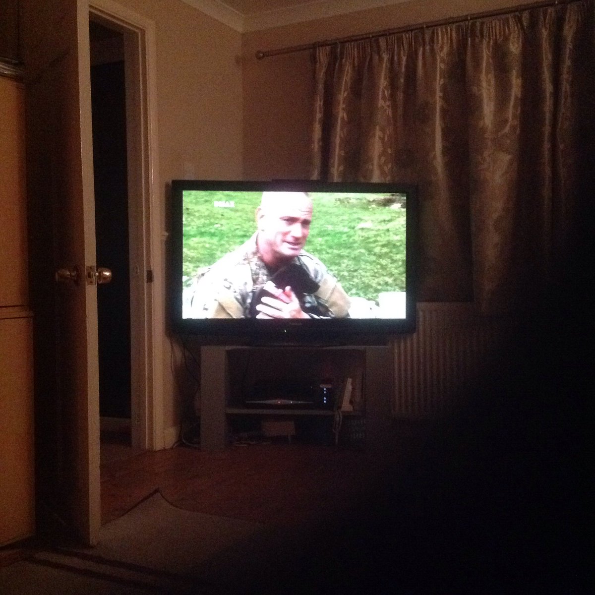 Basha1972's tweet photo. Some dodgy bloke & a dog on my box π #DMAX reruns #survivethat #dudeyourscrewed https://t.co/Usgoumc5Hl