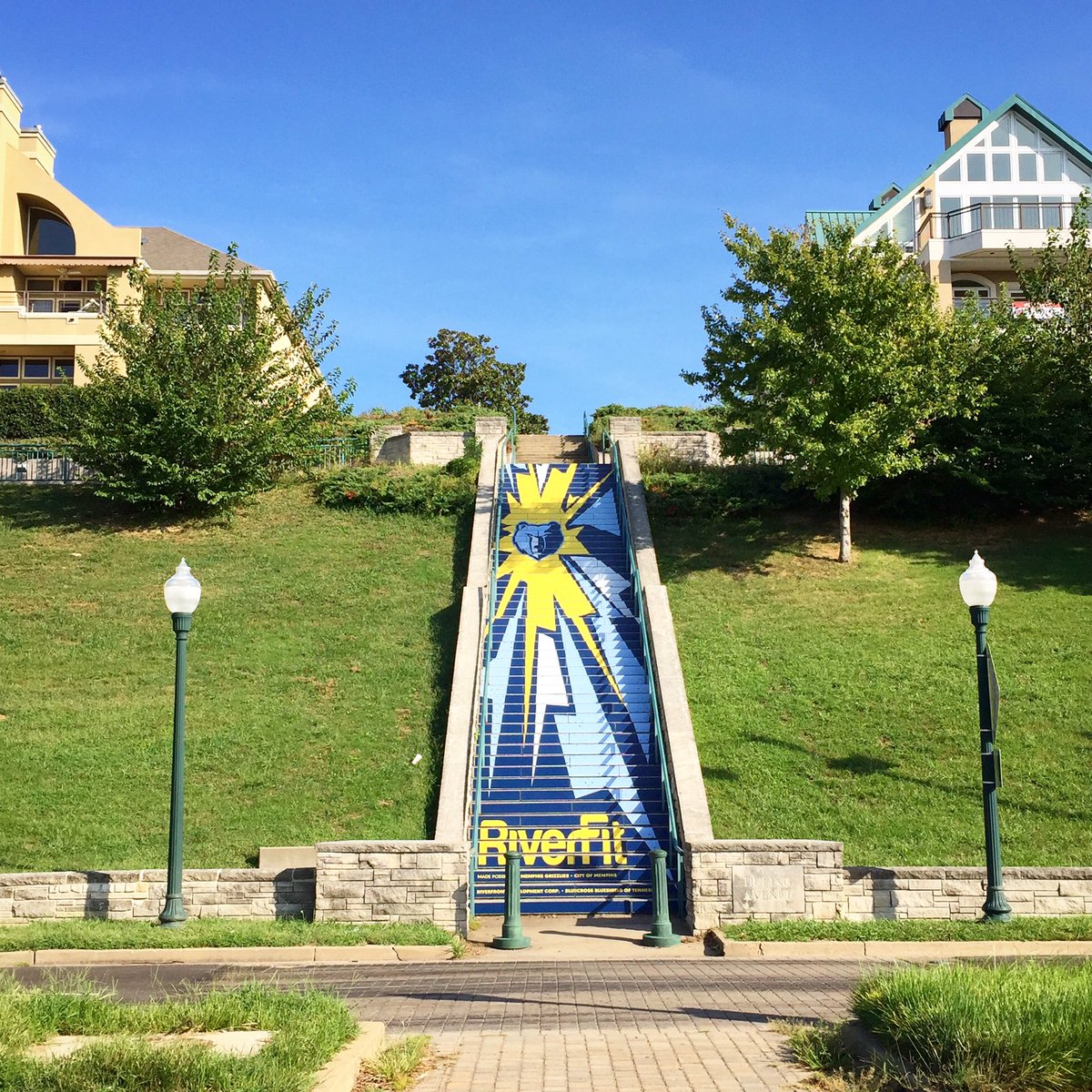 choose901's tweet photo. New #GrizzSteps in @DowntownMemphis! Located across from Tom Lee Park. Shoutout to @memgrizz & @MemRiverfront. #GetRiverFit ๐ท: @am_chaney https://t.co/SR5HQheMKl