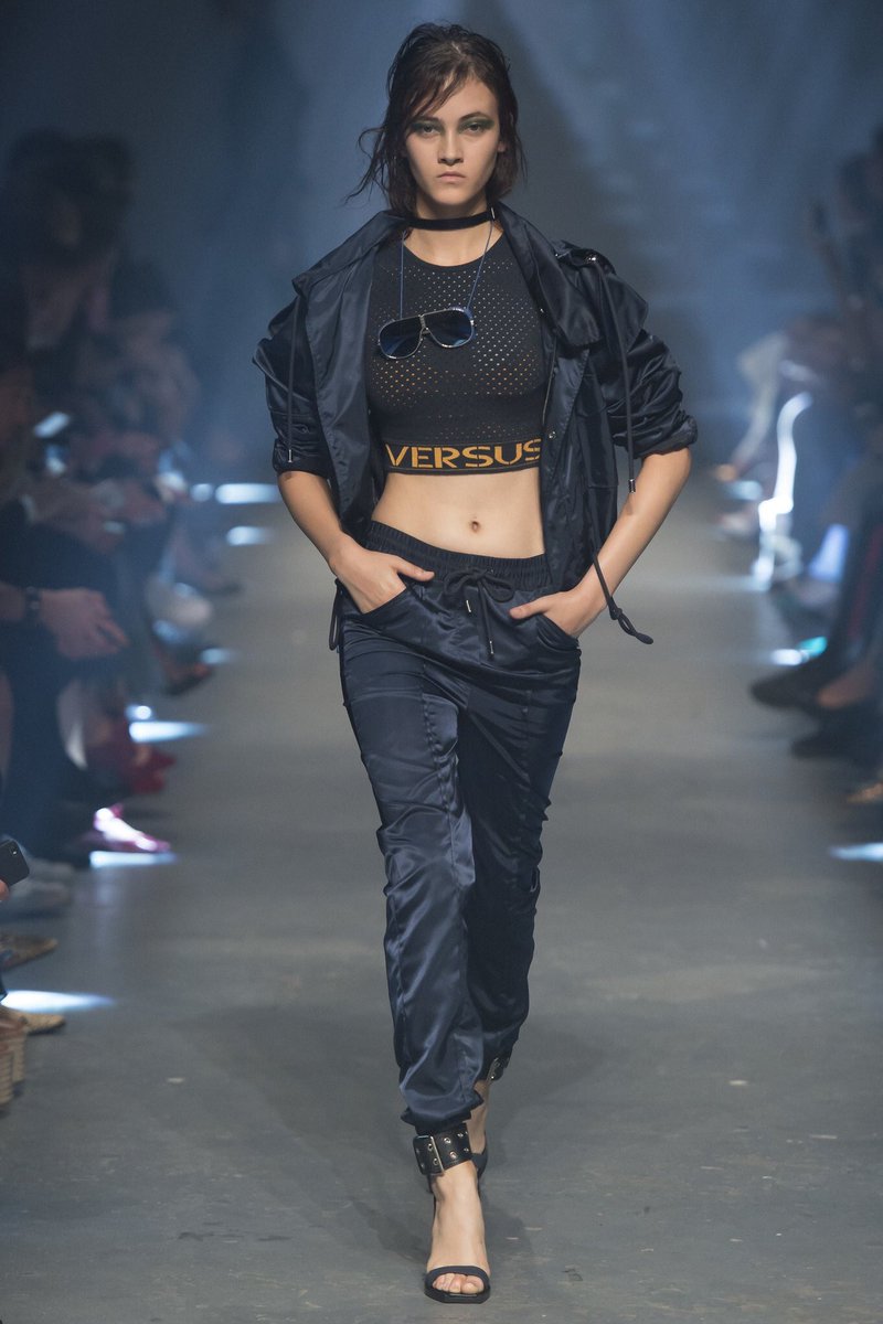 LKHmakeup's tweet photo. Versus Versace Spring 2017 ready-to-wear is 🙌🏼 https://t.co/T7v1TLhu9a