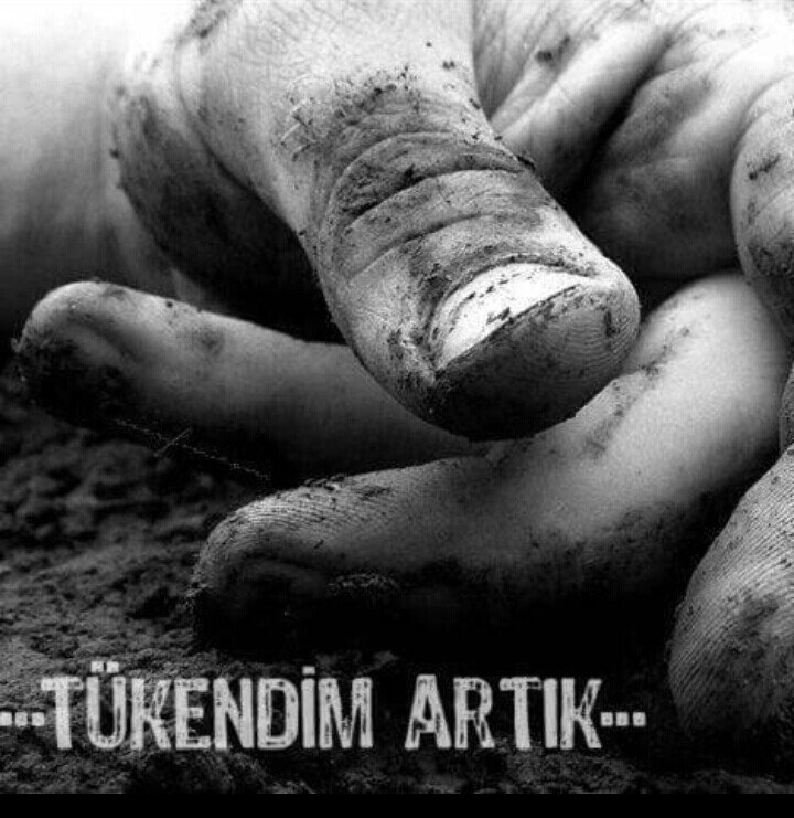 Sen Bakma..! 

    O Kadar Hüzünlü 

Şeyler Yazdığıma..!

   Ben Çok Gülerim..

Ve Gülerken,

      Hiç Kimse, 

Yalan Olduğunu Anlayamaz..!