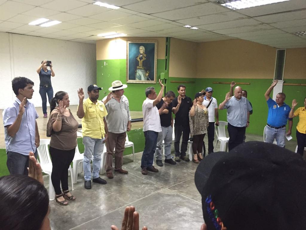 LopezGuillermoJ's tweet photo. Así se juramenta el comando de campaña del municipio #Miranda! Seguimos organizándonos para el 20% #Revocatorio2016 https://t.co/5HTy8arkvL