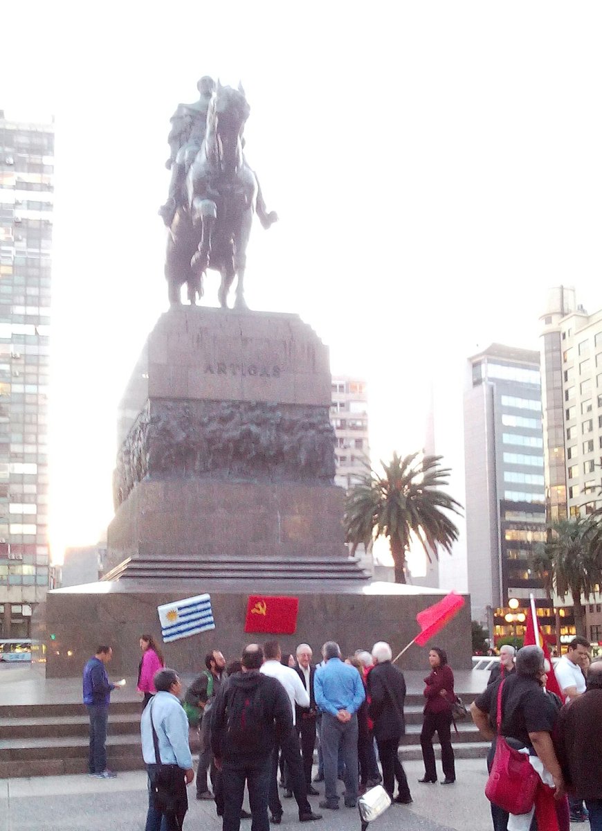 soyArtigas's tweet photo. Se me llenó de #comunistas la plaza. ¿En qué año estamos? https://t.co/8pUgAHOG1N