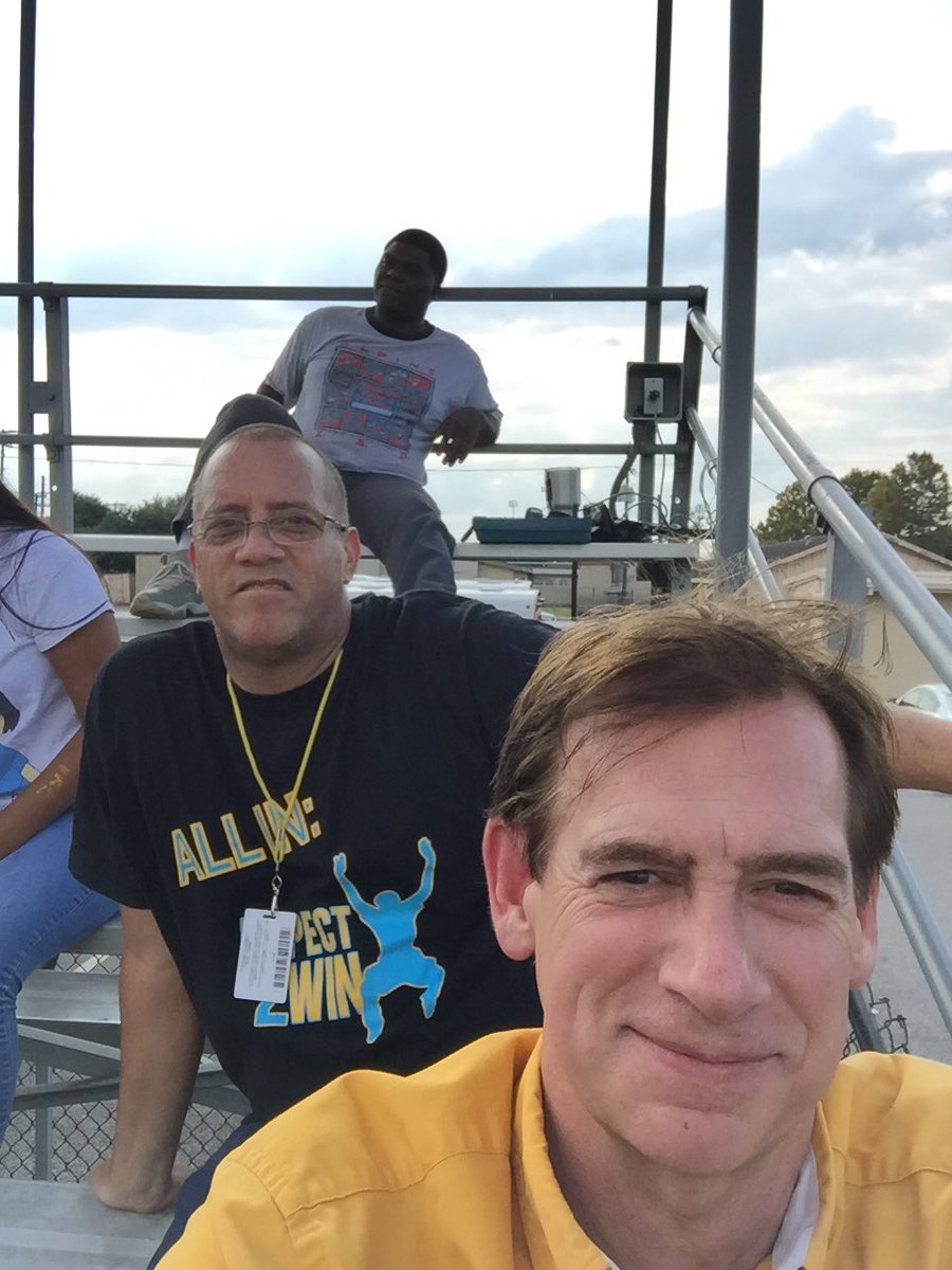 stefenadventure's tweet photo. Supporting our team, Homecoming night!@ike9_Eagles @lmamerson @AldineISD @Ike9cooks @mrsoto_ike9 https://t.co/2JLEmulyOg