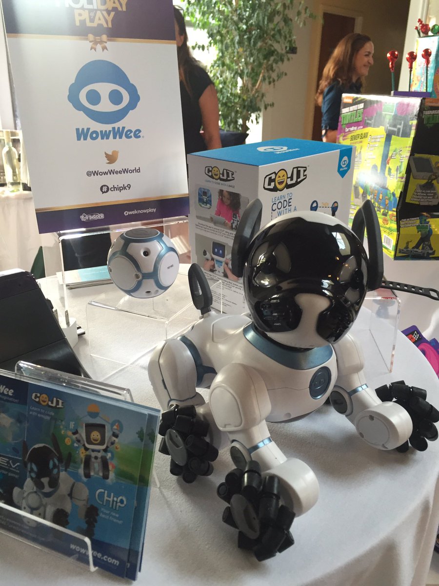 BklynActiveMama's tweet image. These @wowweeworld robots are sooo cool and such a great Christmas gift!! #chipk9 #holidayofplay