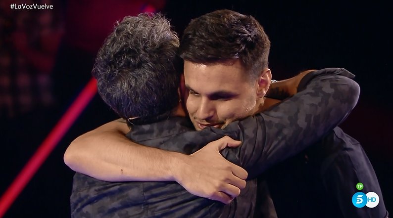 #LaVozVuelve ¡@ManuelMLaVoz ha conseguido emocionar al mismísimo <a href="/AlejandroSanz/">Alejandro Sanz</a>! > mdia.st/directo5