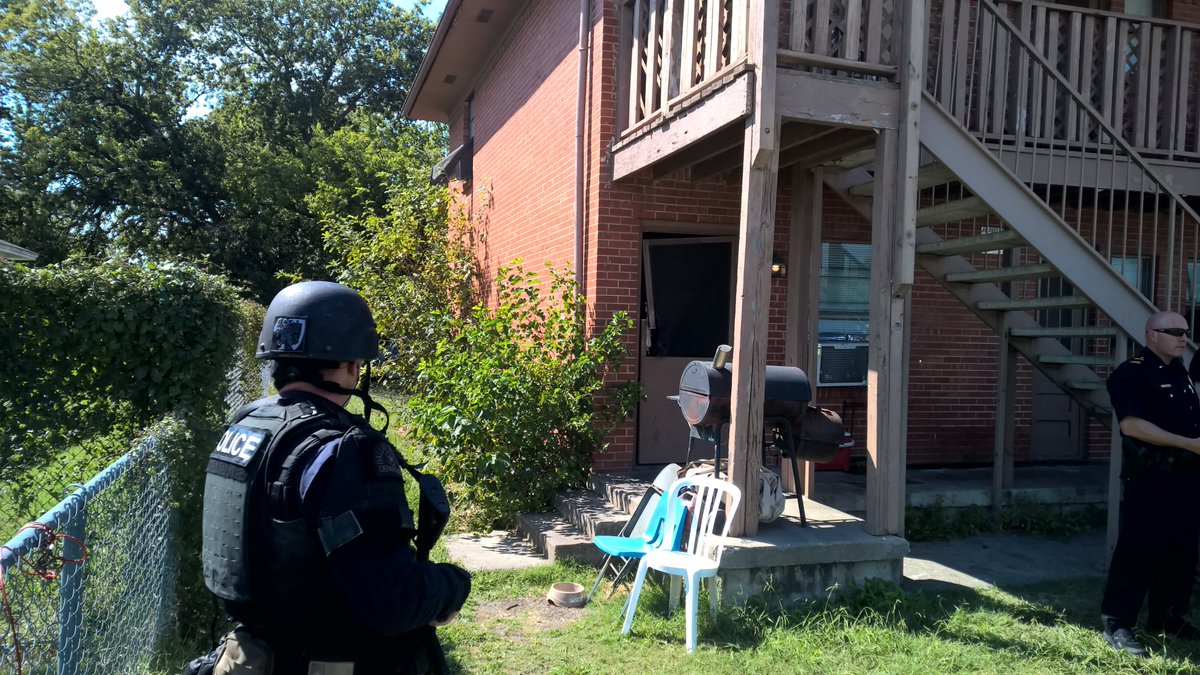 MLevel_DPD's tweet photo. @DallasPDVCTF @DallasPD @DPDChief @DPDSWAT Narcs&amp;SWAT along with Metro execute search warrant @ 4700 Barry. We're Back! https://t.co/4BHjdVDcZX