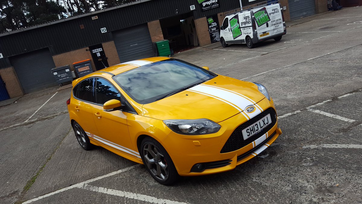 Matte white stripes on this stunning ford focus st!