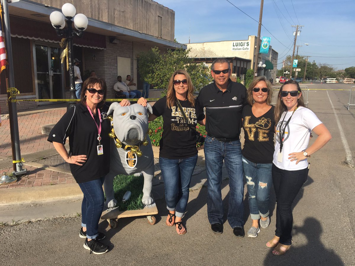 RCISDBruno's tweet photo. Look at me and my friends!!  @kworthy11 @RoyseCityISD @RoyseCityHS https://t.co/wPIvXP7YMP