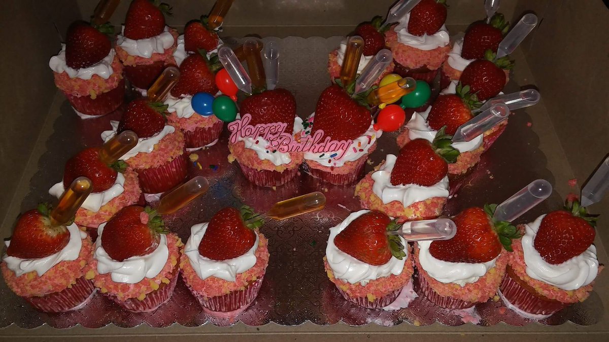 KaeCollins_'s tweet photo. Loved My Cake And It Was Delicious 😋 https://t.co/gOA8IMOeU2