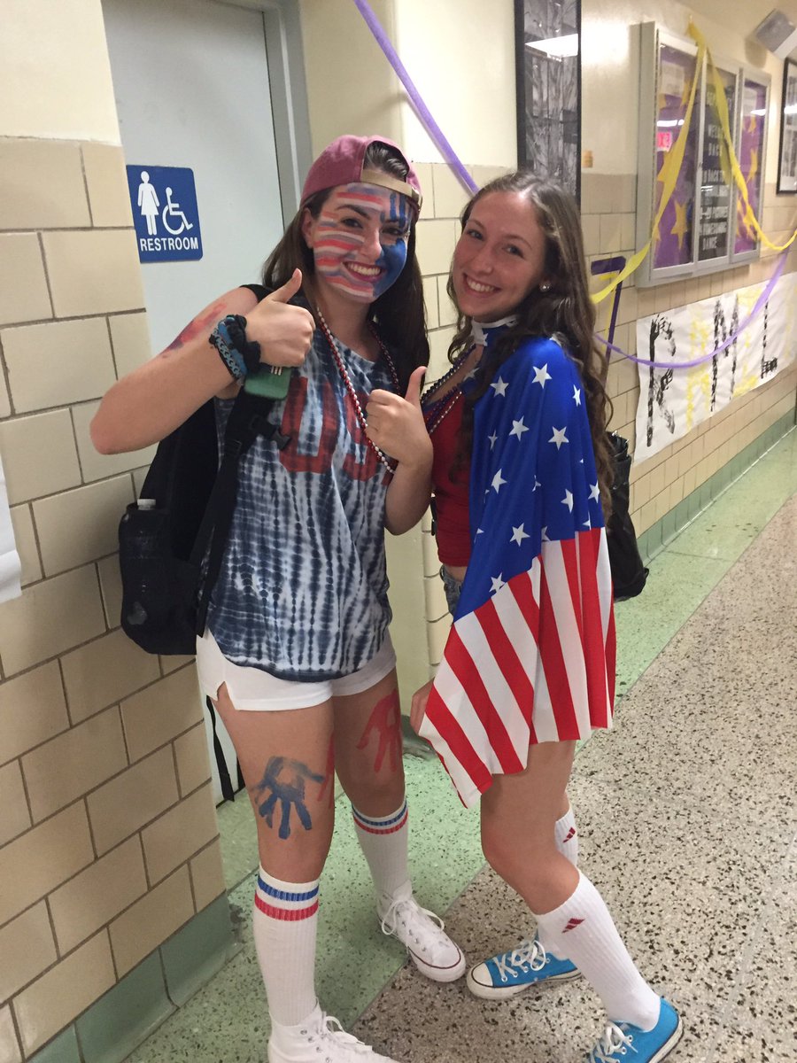 CHSN_17's tweet photo. Land of the free, home of Kiera's facepaint #USADAY #2DAYSTOGO #COUNTEMDOWN https://t.co/8r1czZod1t
