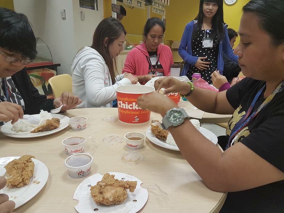 MakatiExcalibur's tweet photo. An #iTreat for Tuesday: #ChickenBucket served for our #G5ServiceChat Champs! π±π Nom! Nom! Nom!
#iConicLaunch https://t.co/ekbaCP2TuB