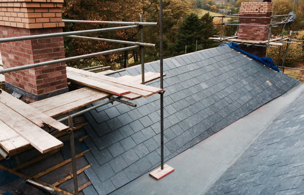 GrandRoofinguk's tweet photo. Re-built stack&new roof #topspecification @Calderlead @SIGAslate @ScottBaderCoLtd #grandroofgrandjob πΏπ https://t.co/xW7BSXIBBQ