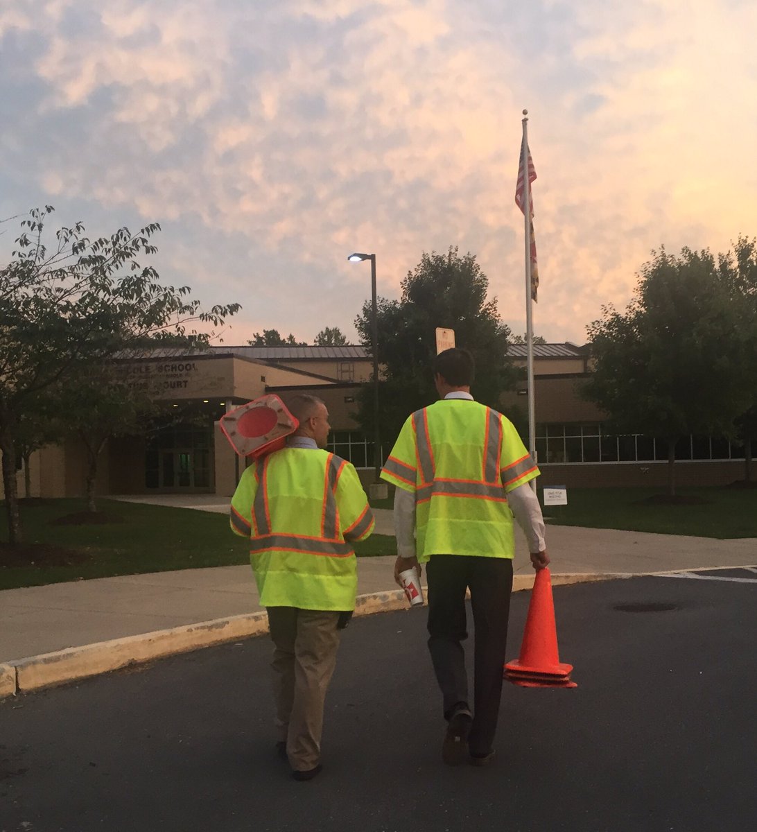 MsFarrellFCPS's tweet photo. Best parking crew in the business #umsback2schoolnight #umsguidance #fcpsums #djwatts https://t.co/M2yJ2u0VQz