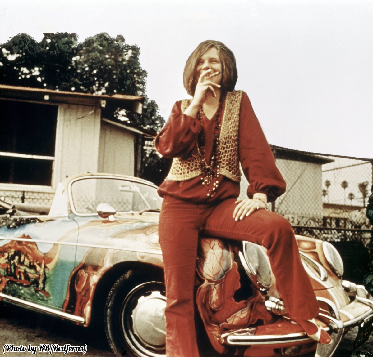 HistoryInPics's tweet photo. Janis Joplin with her 1965 Porsche 356C Cabriolet, 1969. https://t.co/N4nFlUYxbM