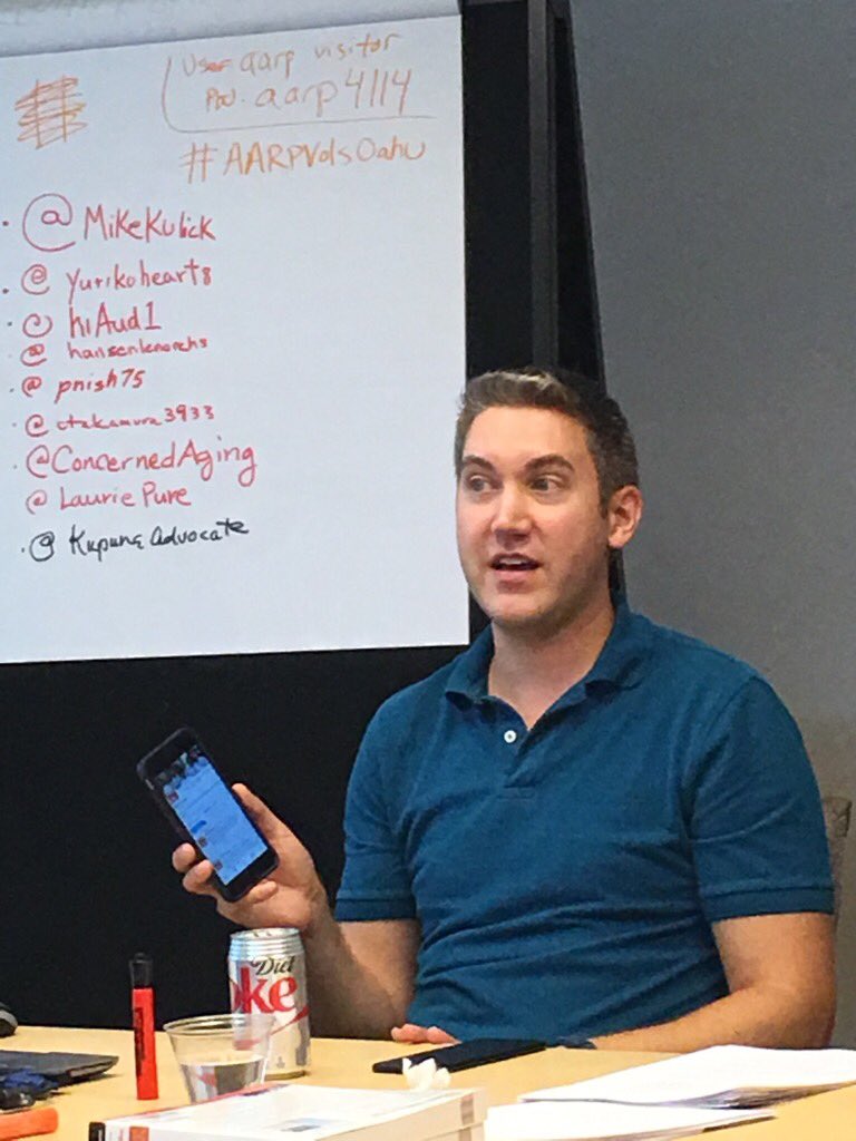 KupunaAdvocate's tweet photo. #aarpvolsoahu Social media guru @MikeKulick teaching our fab  volunteers to tweet. https://t.co/do46yoMyHc