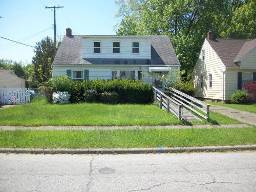 CuyaLandBank's tweet photo. This Euclid home, with 4 bdrms & 1 bath, is for sale pending required renovations. https://t.co/0tFml5mV40 #CLEHomes https://t.co/Jop8BQAW4H