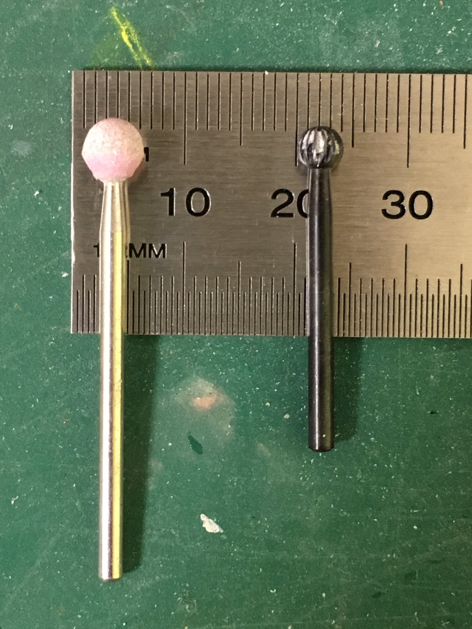 よしゅあん アイホールは開眼後に裏からリューターで削りました ビット径は約4ミリと6ミリを交互に使い分けています Hアイズは5ミリのものです W ノ よしゅあん アイホールは開眼後に裏からリューターで削りました ビット径は約4ミリと6ミリを交互に使い分けています Hアイズは5ミリのものです W ノ