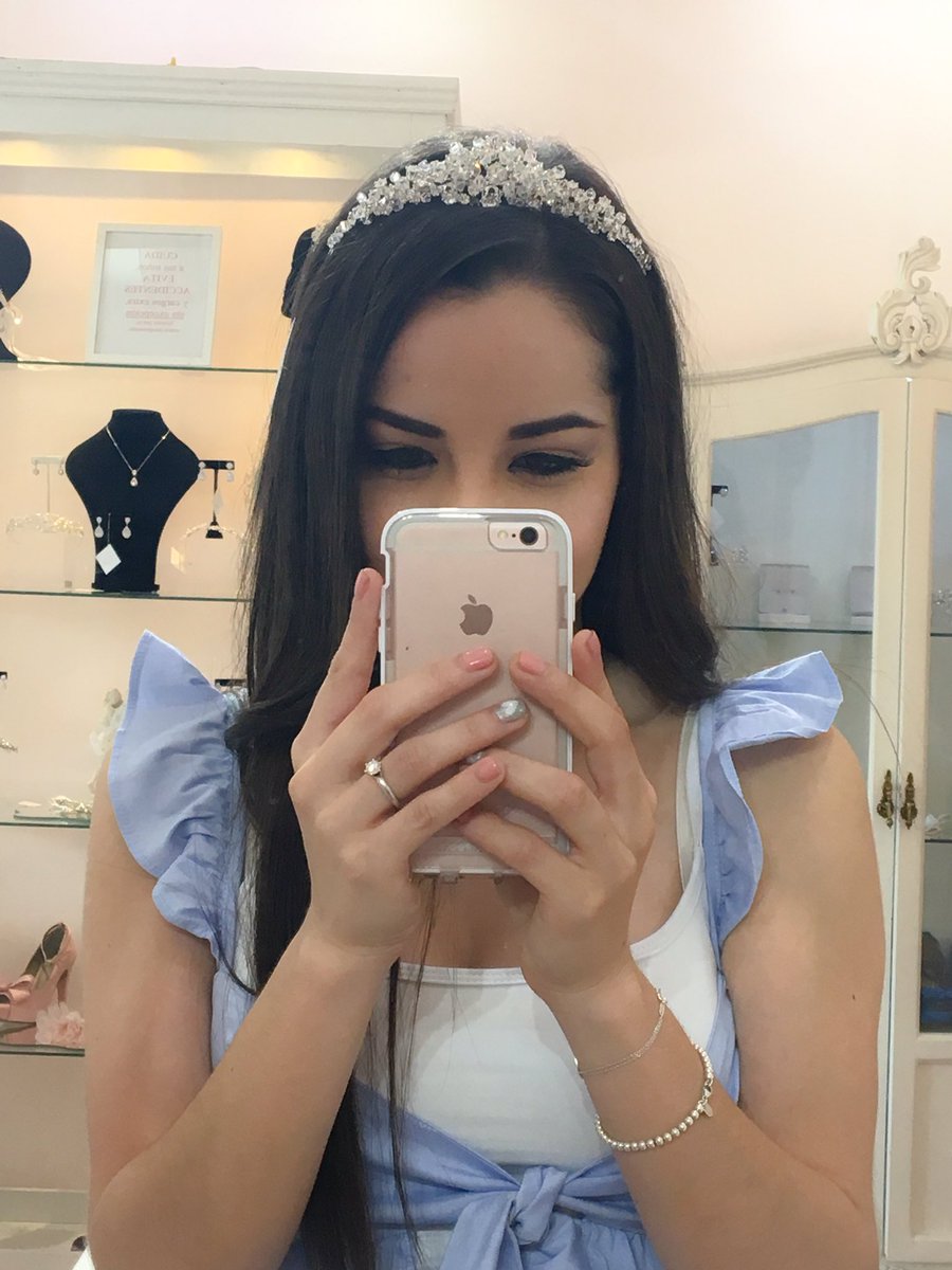 ArelyTellez's tweet photo. Hoy visité una tienda de vestidos y accesorios de noviaaaa, parecía niña chiquita probandome todo 😍👰🏻💖💍 #queriatodo #queemocion https://t.co/aW1J0PXp5F