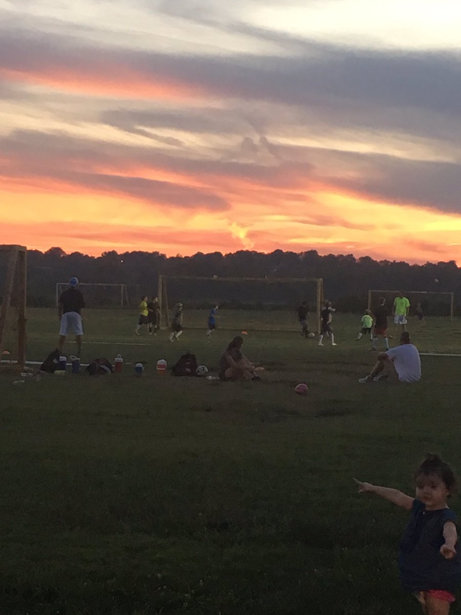 nic_langston's tweet photo. Gorgeous night for soccer! #jccrew https://t.co/BABsyAjryJ