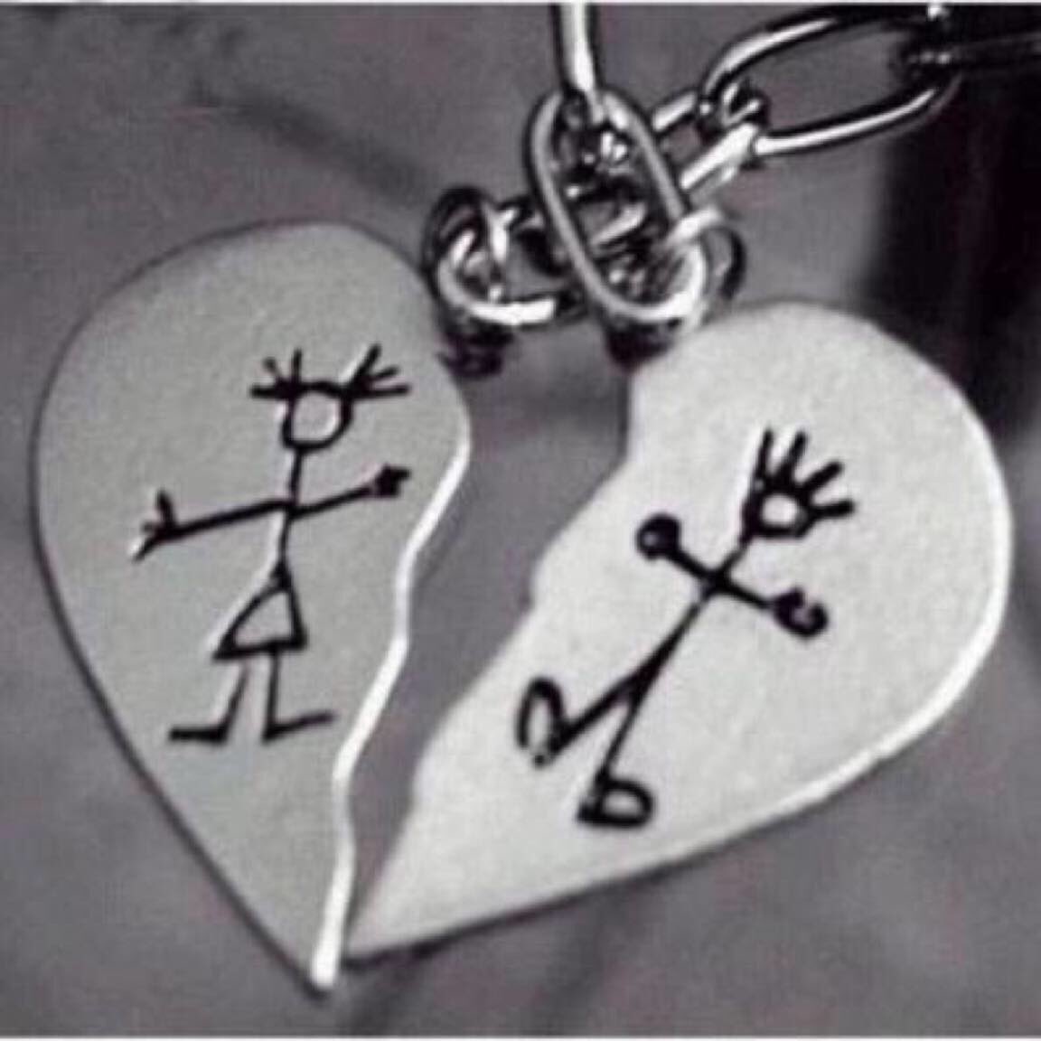 جميعنا نحتاج 
إلى سلة مهملات 
داخل مخيلاتنا لنضع
فيها الكلمات المزعجة
والمواقف الأليمة 
وكذلك بعض الأشخاص ..❕✒️
.
.