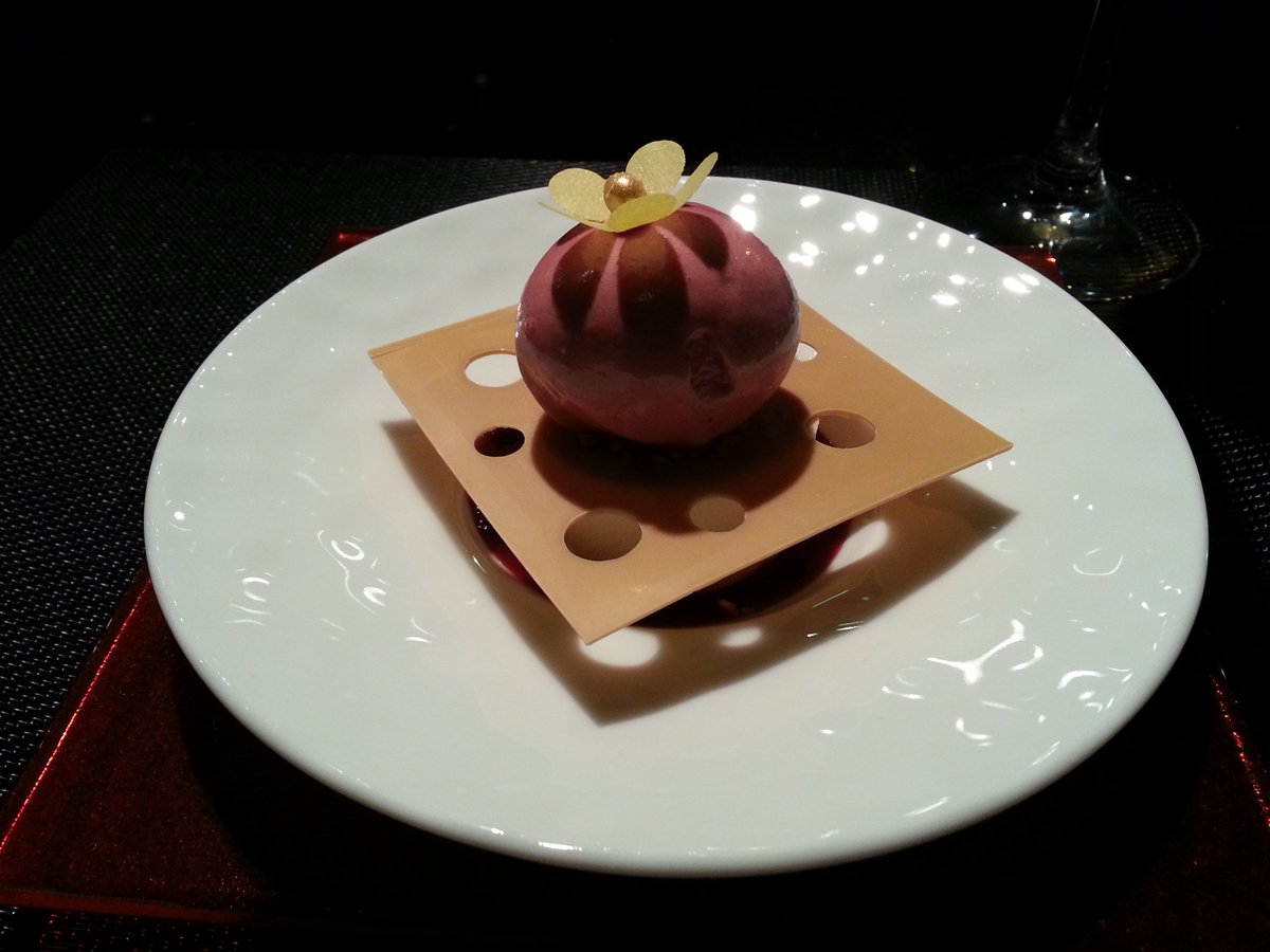 AKCuisine's tweet photo. Great food at @Bellagio #LAS, L'Atelier de Joel Robuchon @RobuchonLV. I had this incredible edible globe. 
#JustDesserts #FoodTravelChat https://t.co/dykKRXt18W
