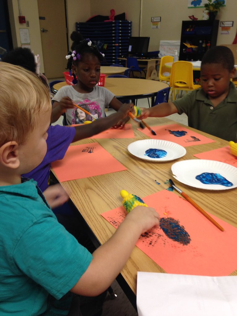 AprilyJPPe's tweet photo. Painting with corn on the cob down on the farm in Prek. #jpprek #explore #imagine #inovate https://t.co/EG81HGoam8