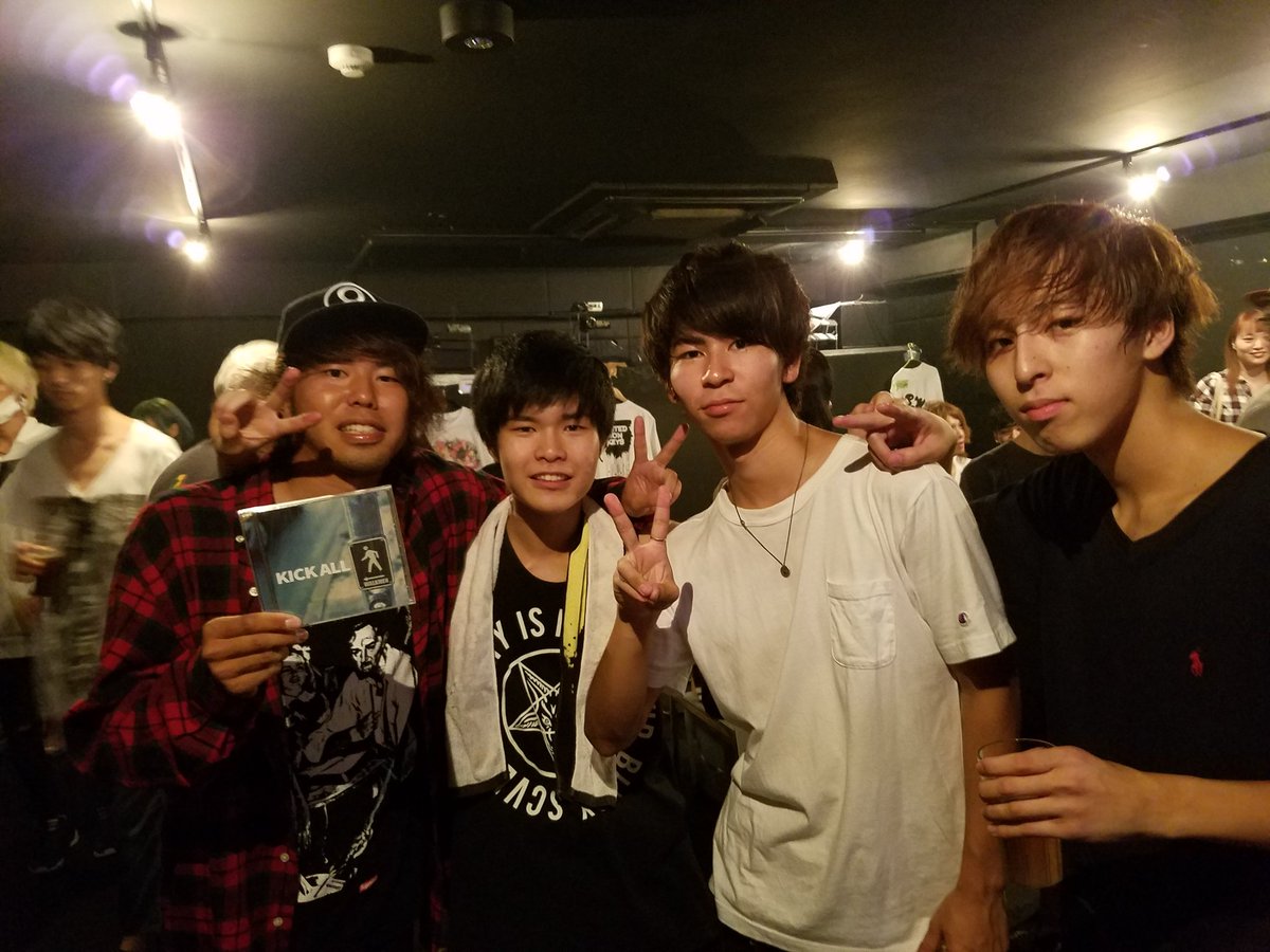 higetotsu's tweet photo. ちょい前だけど後輩のライブ行ってきた
こいつらかっけえよ
りょーた会うの二回目だけど微妙なに覚えててくれた
再出発期待してます!
#kickall #後輩 #ナゴバン #りょーたおつかれ #有名になってくれ
#rockさいこー https://t.co/Aa1W2zmOvD
