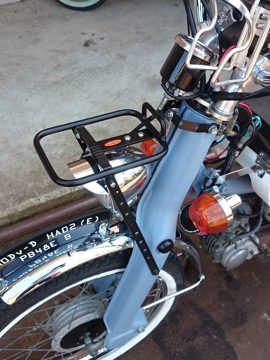 よっと W プコスカブ Pa Twitter 自分もスーパーカブ90カスタムをカスタムし ベーツライト上に自転車フロントキャリアをホムセンステーを加工して 付けましたよ よっと W プコスカブ Pa Twitter 自分もスーパーカブ90カスタムをカスタムし ベーツライト上に自転車フロントキャリアをホムセンステーを加工して 付けましたよ